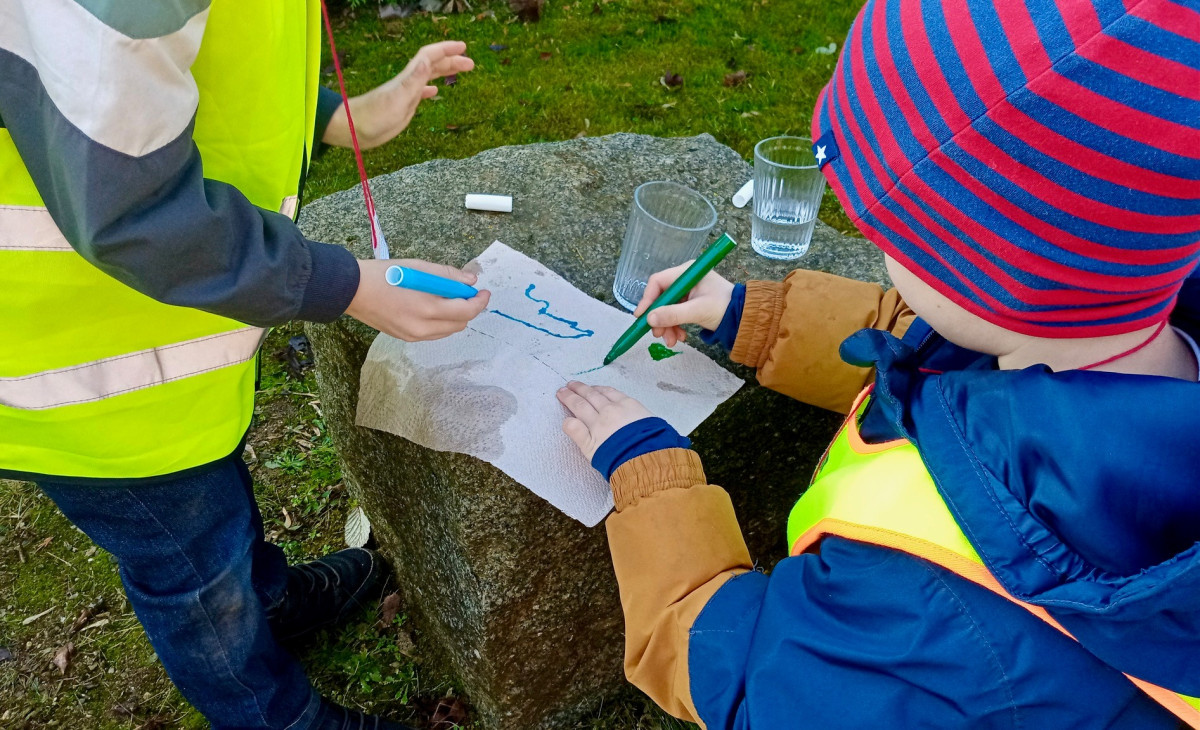 Foto 4 Zwei Kinder beim Experiment Wanderndes Wasser